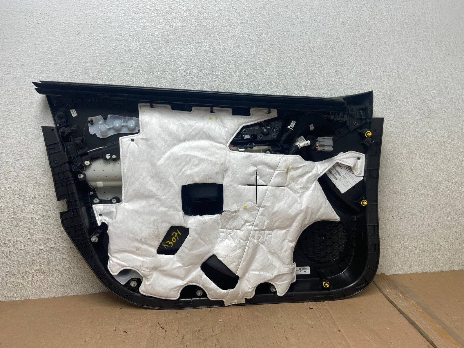 2016 to 2019 Chevrolet Volt Front Right Passenger Interior Door Panel r3071 DG6