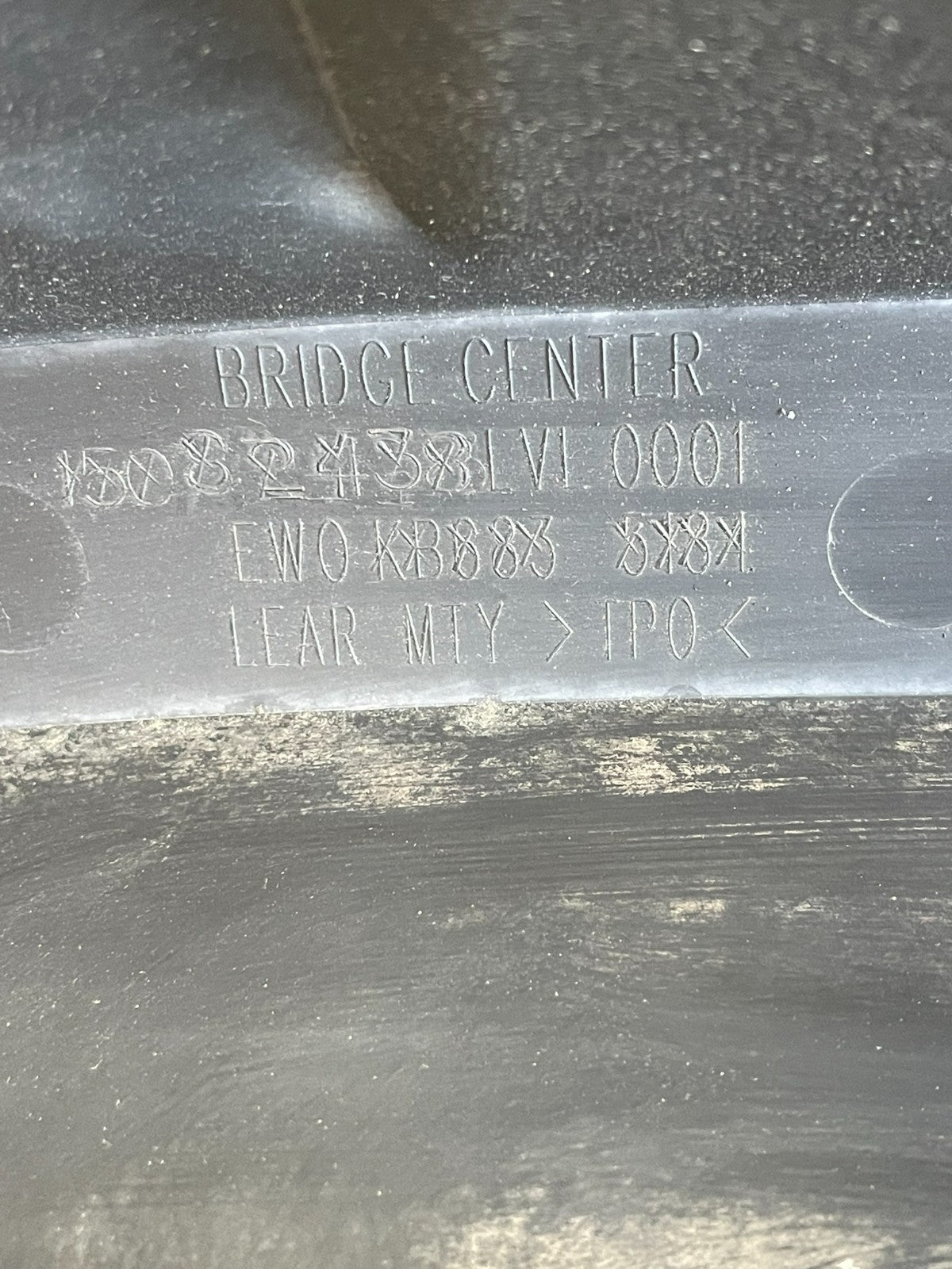 2002 to 2006 Chevrolet Avalanche 1500 Center Spoilerr 3rd Brake Light AD01685