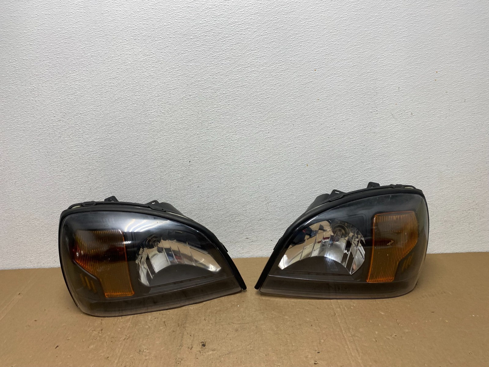 2000 to 2005 Cadillac Deville Left+Right Side Black Headlights AC5974 DG0
