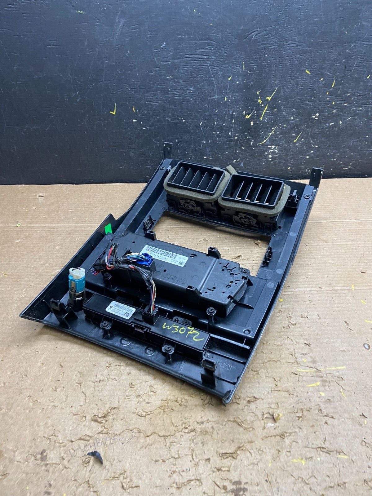 2008 to 2012 Jeep Liberty Dash Climate Temperature Control Radio Bezel W3072 DG5
