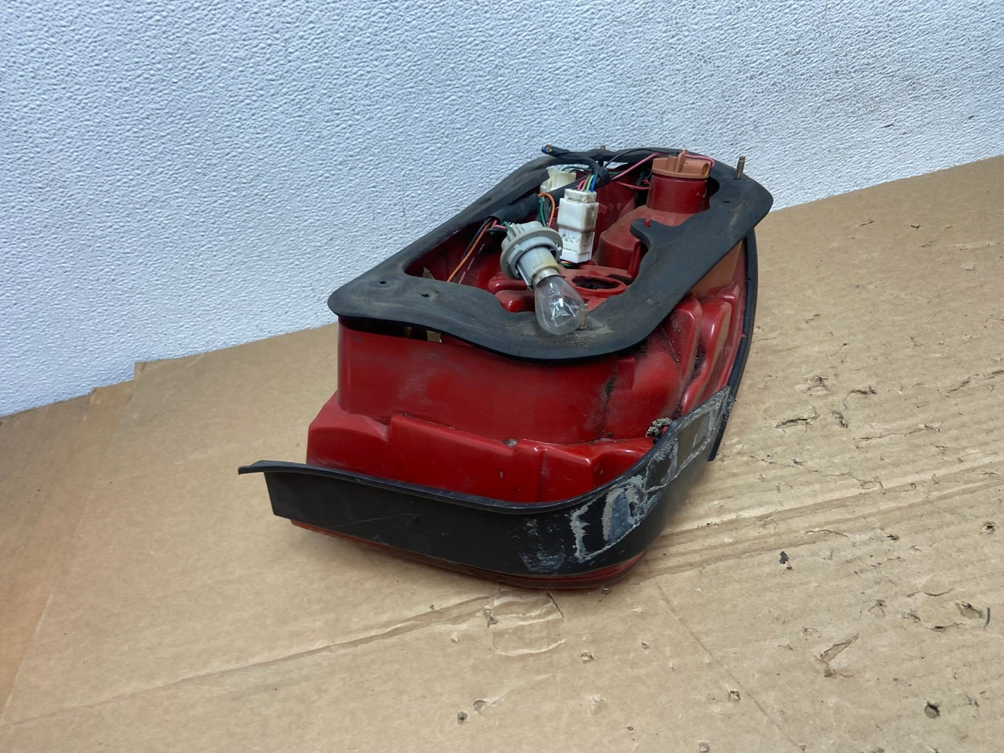 2002 - 2005 Hyundai Sonata Right Passenger RH Side Tail Light AD4109 LK8