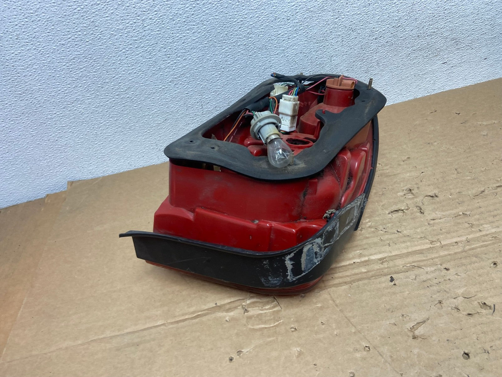 2002 - 2005 Hyundai Sonata Right Passenger RH Side Tail Light AD4109 LK8