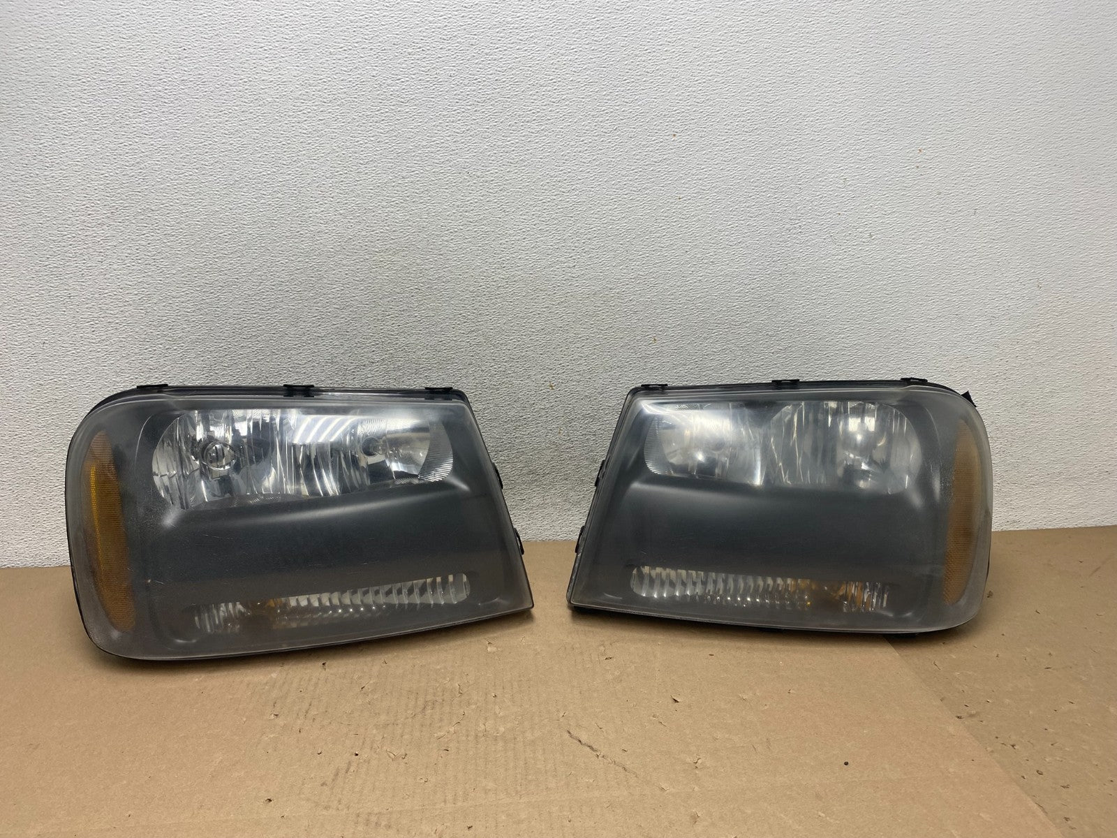 2006 - 2009 Chevrolet Trailblazer Left+Right Headlights Flush Half Bar AG5778 DW0