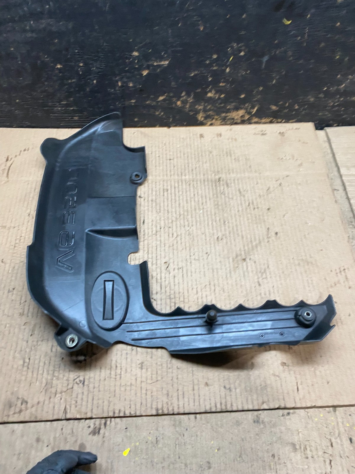 2001 to 2004 Nissan Pathfinder Engine Cover Ornament W5610 DG6
