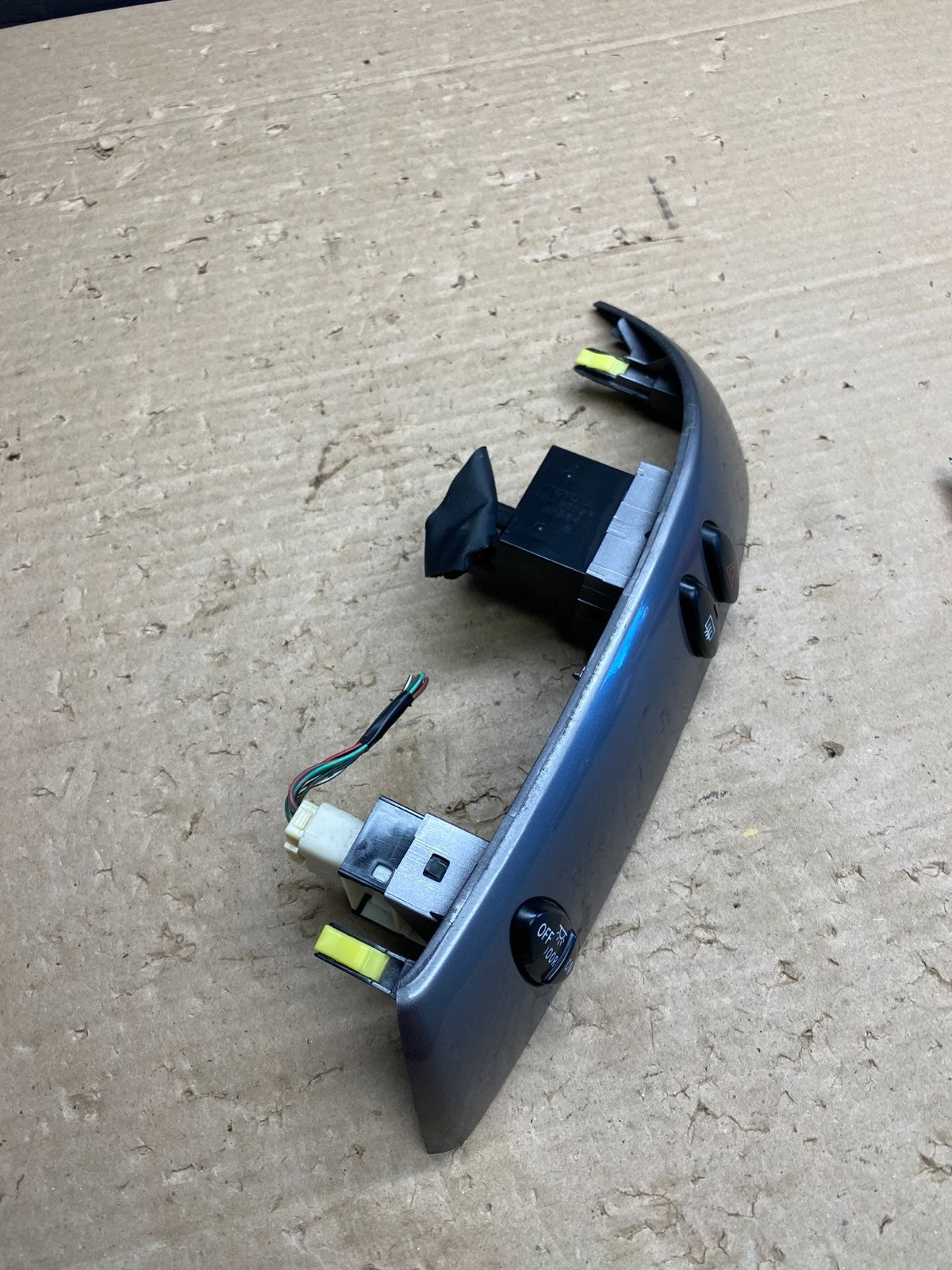 2004 to 2010 Toyota Sienna Left Side Climate Switches Bezel Trim ag8399 DG1