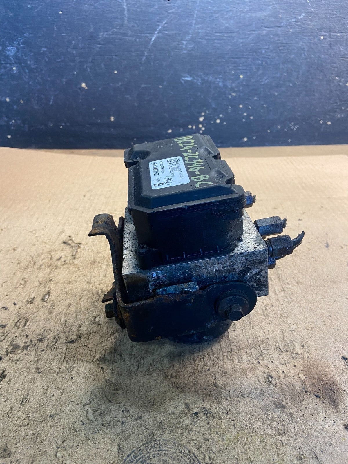 2014 2015 FORD E350 Van  ABS Anti Lock Brake Pump Module Z8918 DG2