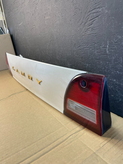 1995 1996 Toyota Camry Center Trunk Rear Tail Light AC5274 DG2