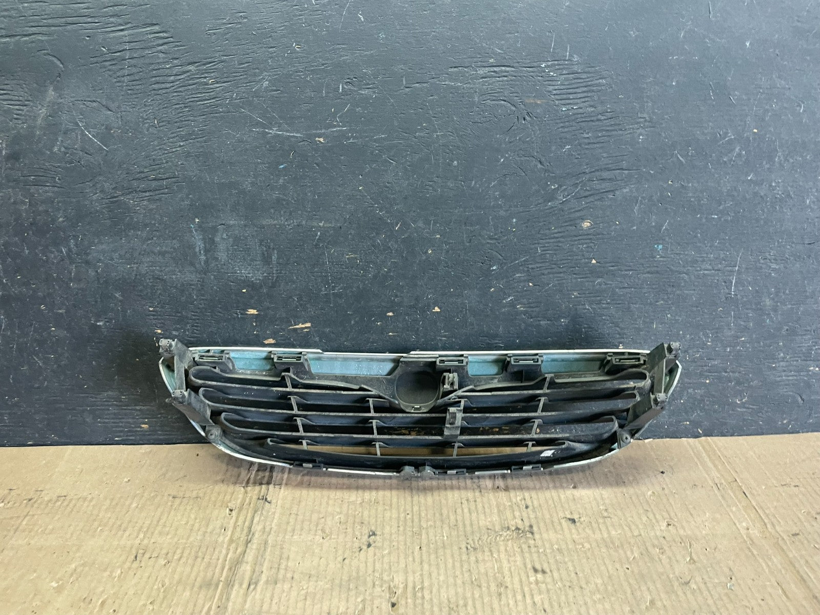 1999 Mazda 626 Front Upper Grill Grille p8438 DG3