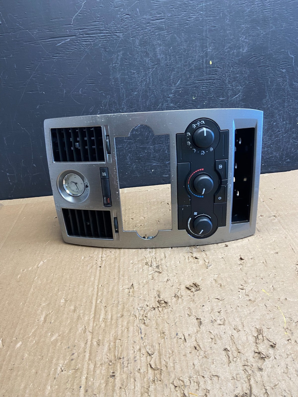 2005 to 2007 Chrysler 300 Dash Heater A/C Climate Control Radio Panel AD6973 DG1
