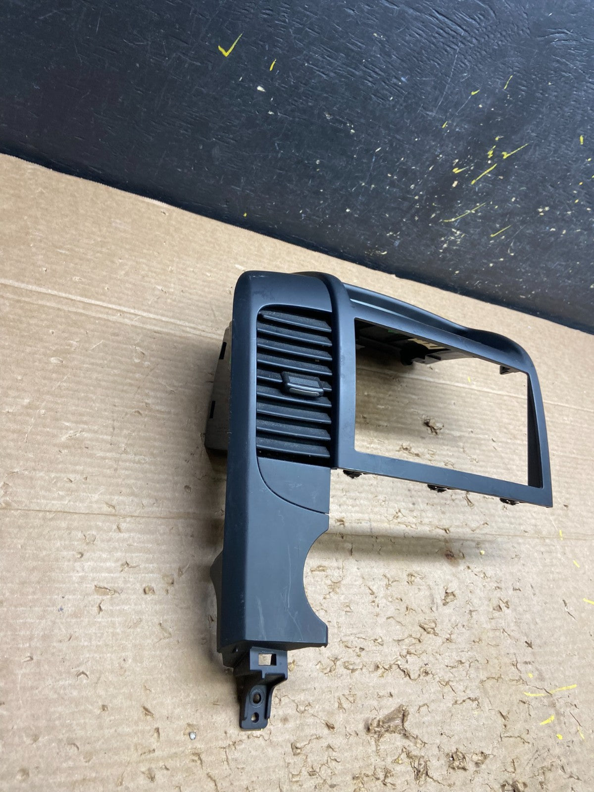 2006-2012 Hyundai Entourage Sedona Center Radio Clock Bezel Air Vent W3037  DG1