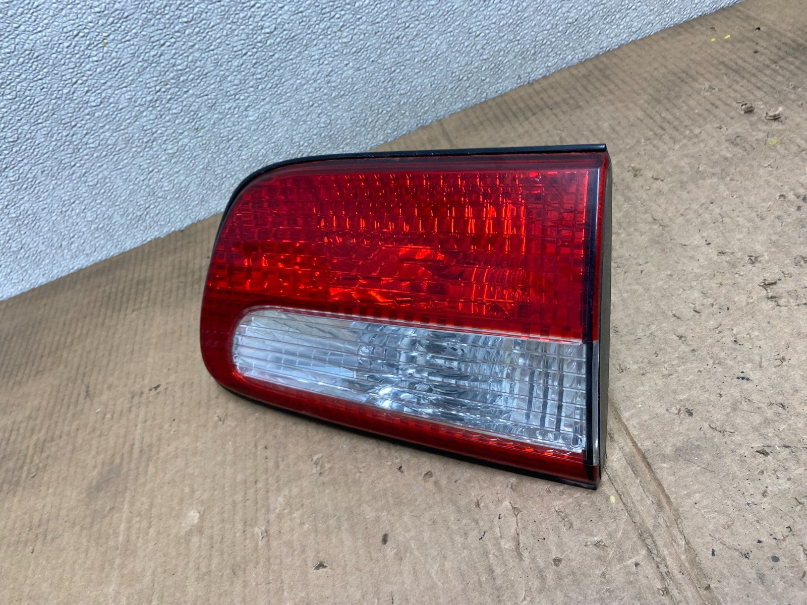 2001 - 2003 Toyota Sienna Right Passenger Rh Side Inner Tail Light OEM AA66391