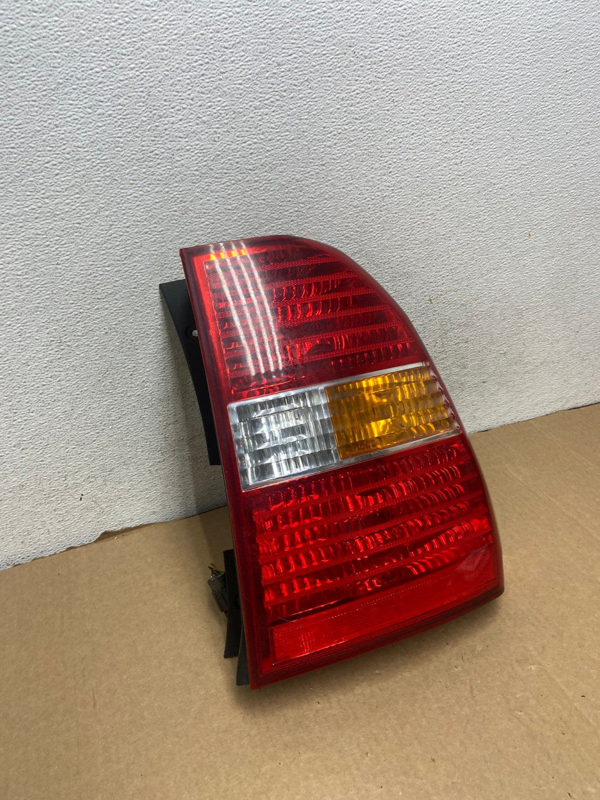 2005 to 2007 Kia Sportage Right Passenger Side RH Side Tail Light AG1975 LK2