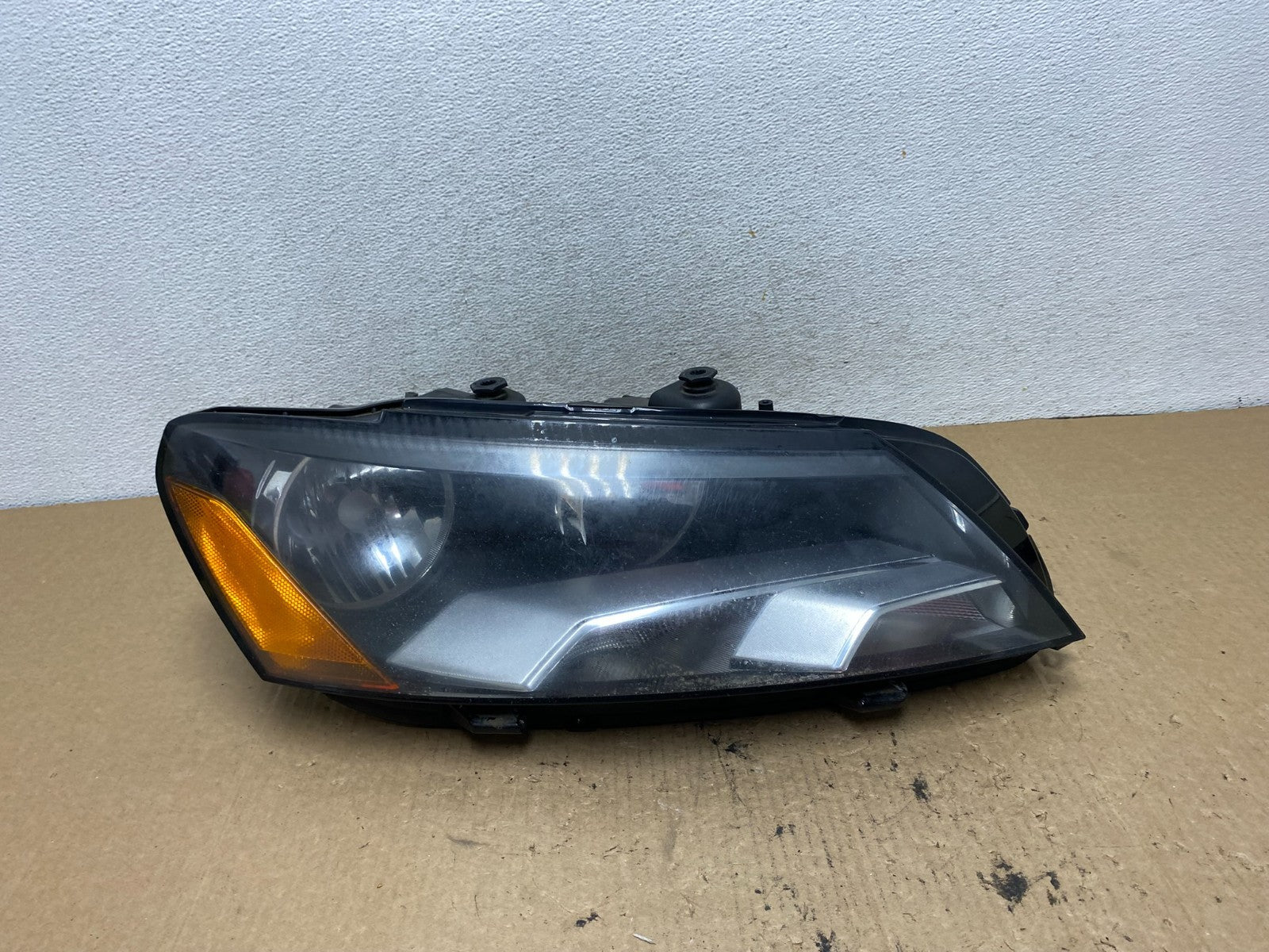 2012-2015 Volkswagen Passat Right Passenger RH Halogen Headlight AG2450 DW0