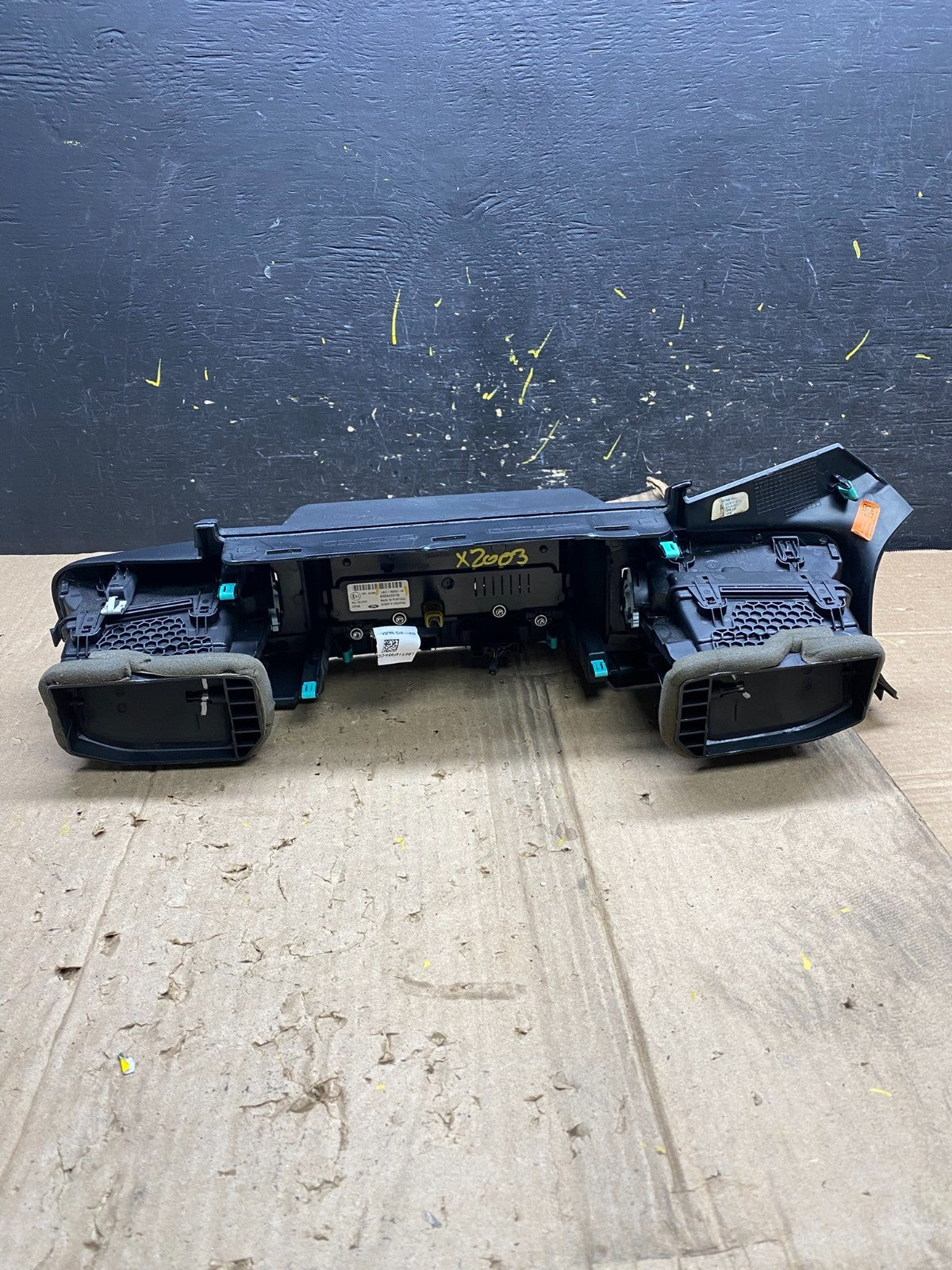 2020 to 2023 Ford  Explorer Console Radio Display Screen Air Vents X2003 DG4
