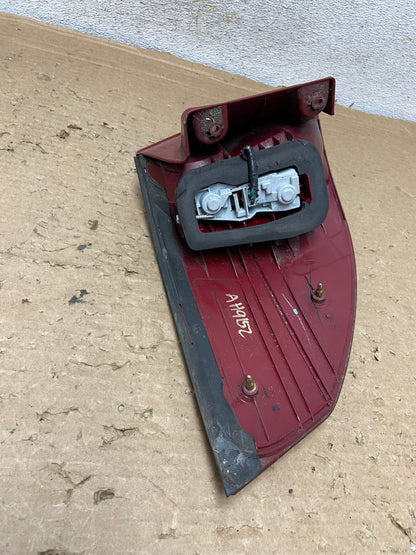 2004-2005 Toyota Sienna Right Passenger Rh Side Tail Light AH9152 LK8