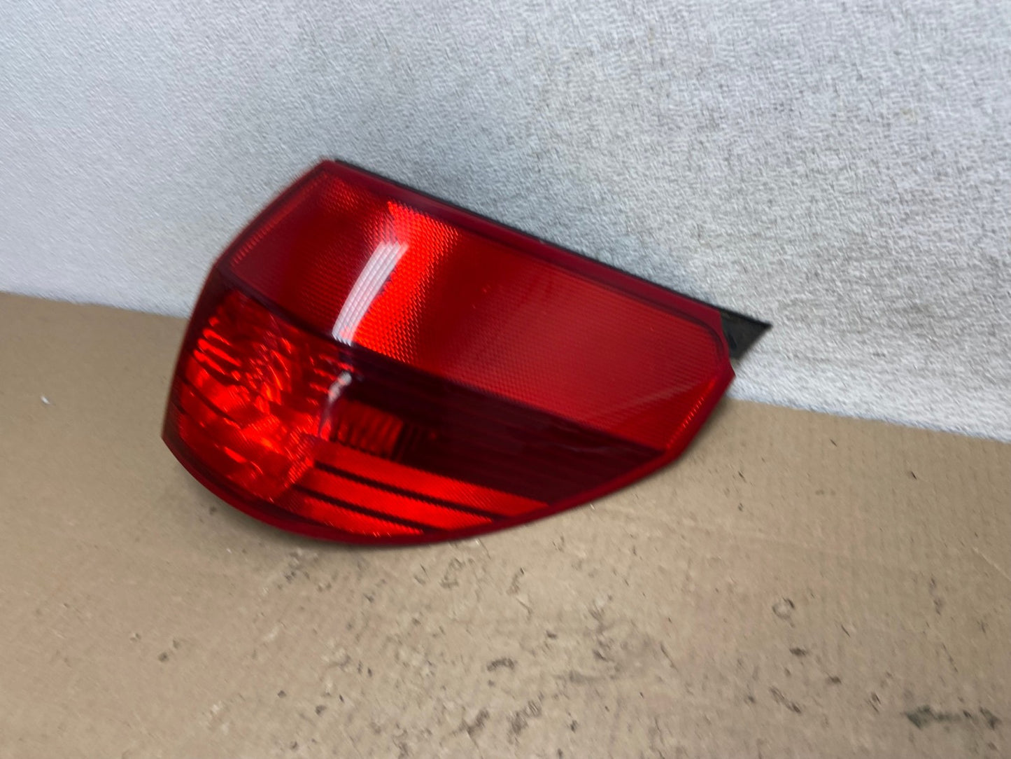 2004-2005 Toyota Sienna Right Passenger Rh Side Tail Light AG6556 LK1