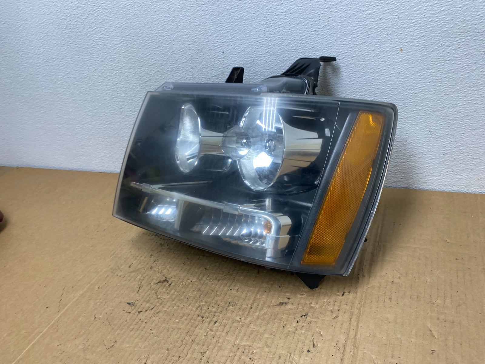 2007 to 2013 Chevrolet Suburban Tahoe Left Driver LH Headlight AC7771 DW1