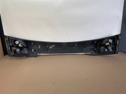 2002 - 2004 Subaru Outback Trunk Hatch Lid Tail Light Panel Center AH6469 DG9