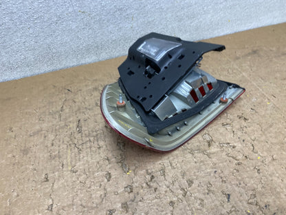 2002 - 2005 BMW 3 E46 Series Right Passenger Tail Light V8583 DW8
