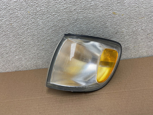 1998 to 2000 Toyota Sienna Left Driver Side Turn Signal Marker Lamp AB0942 DW0
