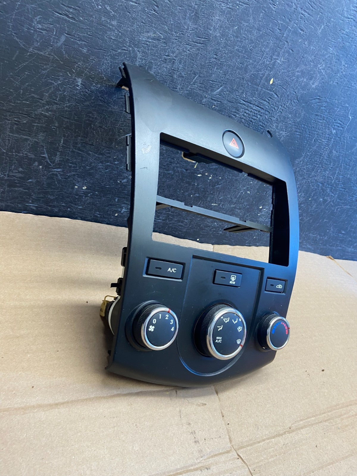 2010 - 2013 Kia Forte Radio Radio Heater A/C Climate Control Bezel AF1795 DG3