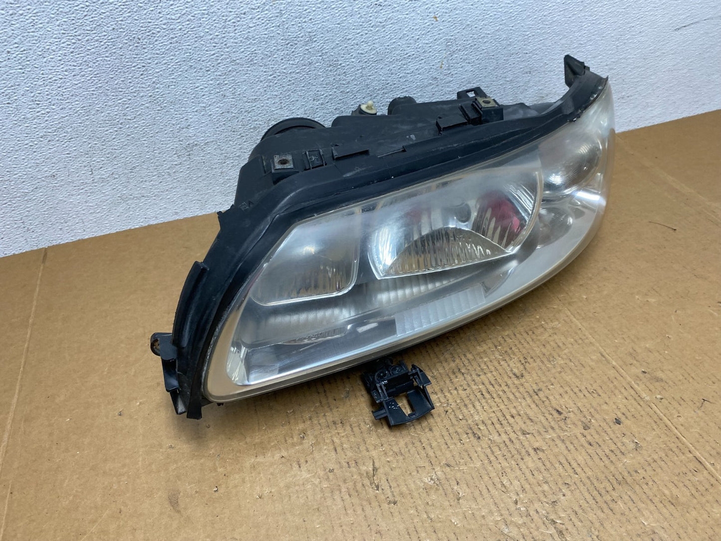 2005 to 2009 Volvo S60 Left Halogen Driver Side Headlight AE0462 DW2