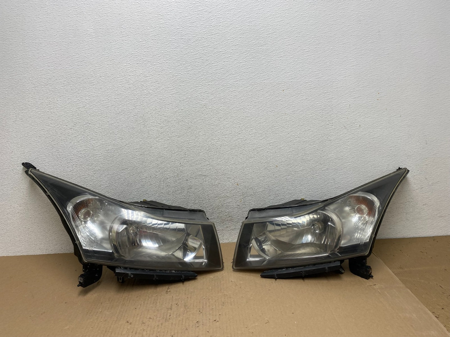 2011 to 2015 Chevrolet Cruze Halogen Left+Right Set Headlights AE7282 DW0