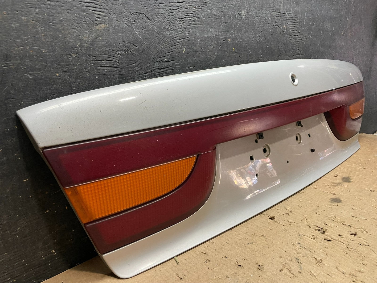 2000-2002 Saturn SL2 Sedan Center Tail Light Lid Trunk Rear Panel  Z5701 DG1