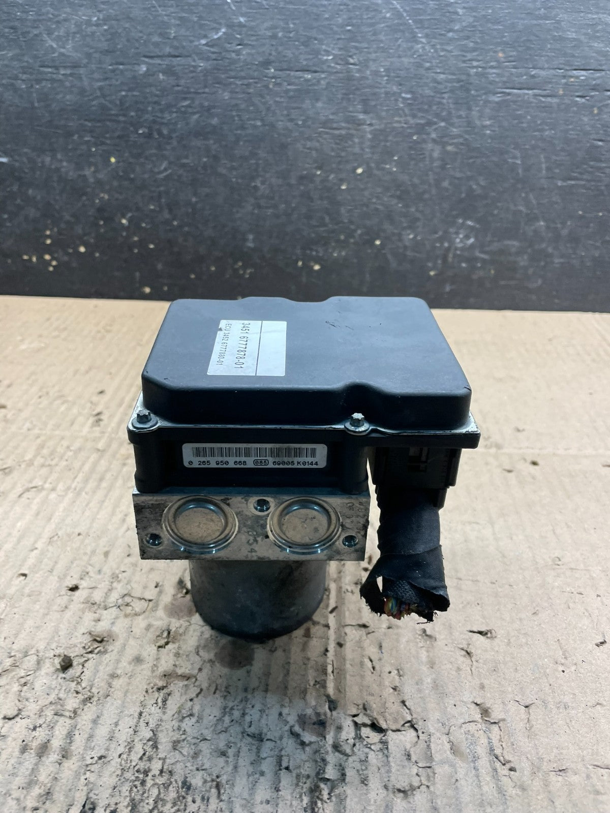 2006 to 2007 BMW 525i ABS Anti-Lock Brake Pump 6777878-01 OEM v5309 DG1