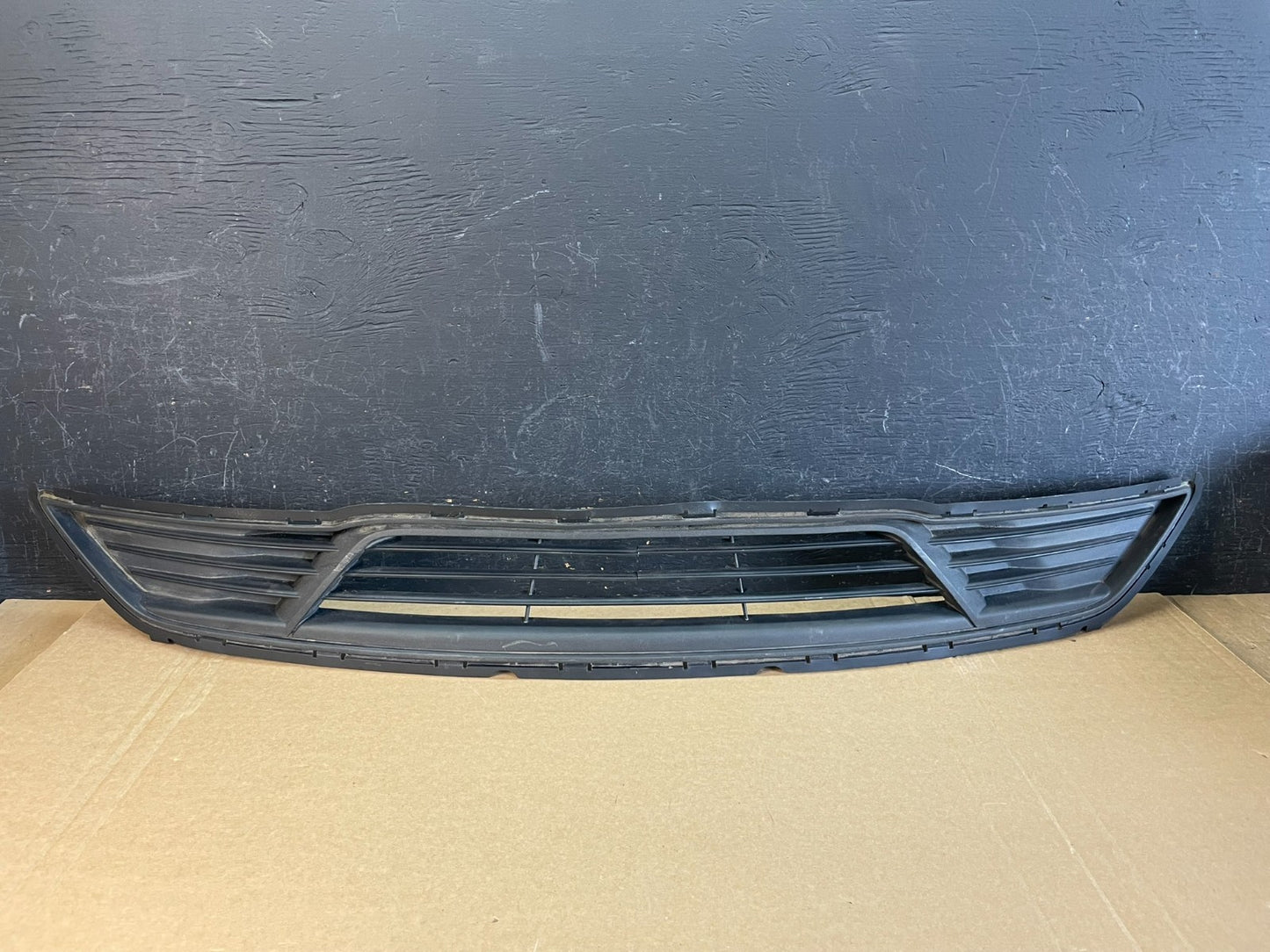 2013 to 2019 Ford Taurus Front Bumper Lower Grill Grille AC9935 DW0
