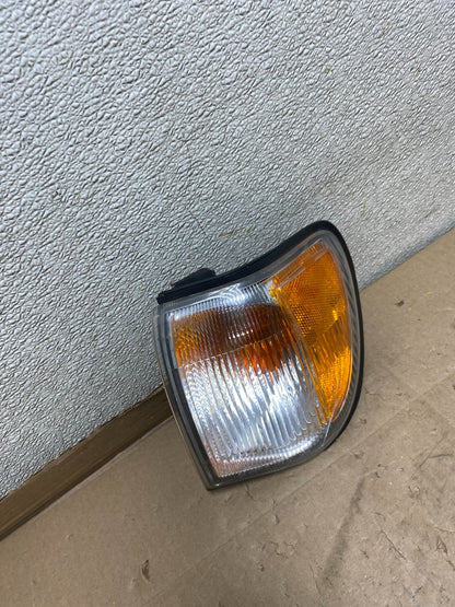 1999-2004 Nissan Pathfinder Front Left Driver Turn Signal Oem U6805 DW2