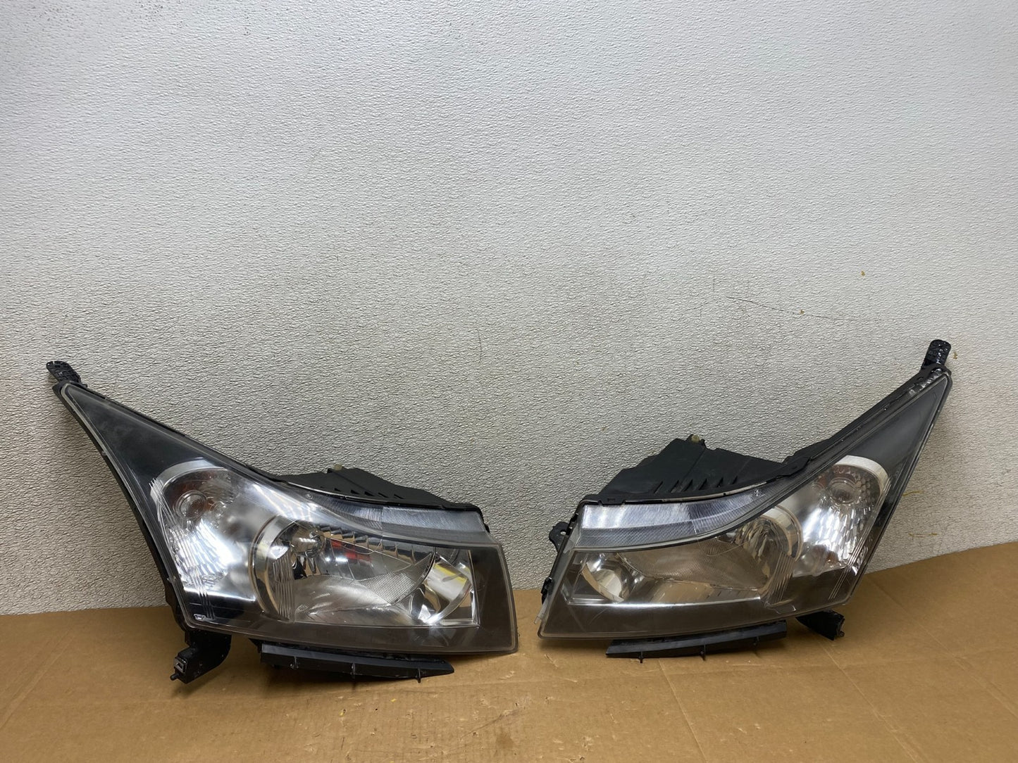 2011 to 2015 Chevrolet Cruze Halogen Left+Right Set Headlights V4877 DW0