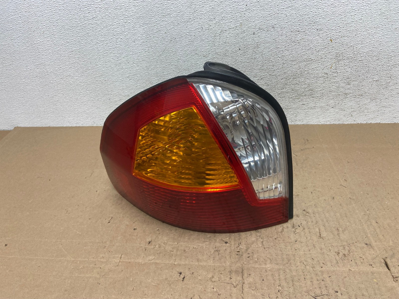 2001-2004 Hyundai Santa Fe Left Driver LH Side Tail Light AE6566 LK0