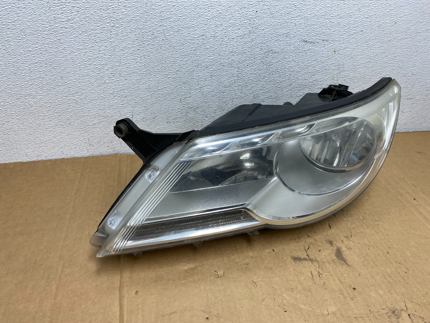 2009 to 2011 Volkswagen Tiguan Left Driver LH Halogen Headlight AD2753 DW2