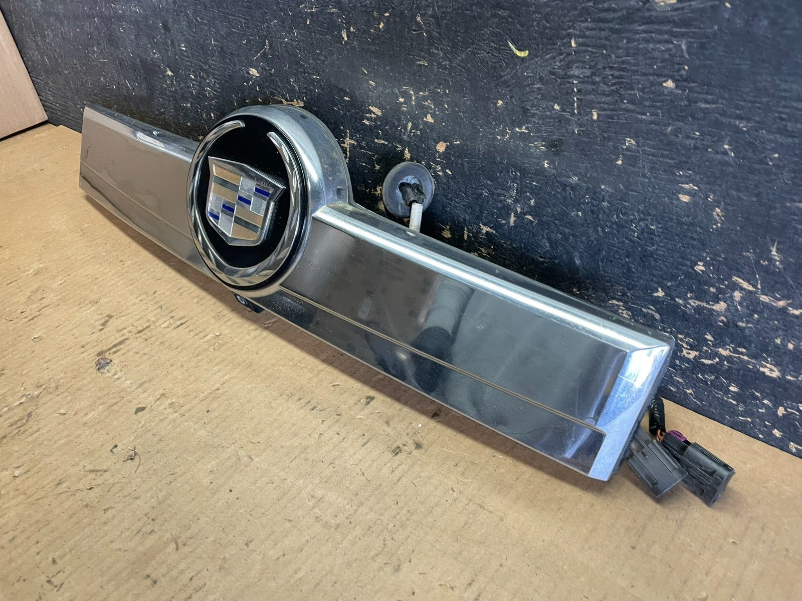 2007 to 2014 Cadillac Escalade Rear Liftgate Trim Molding W/Camera AA2453 DG2
