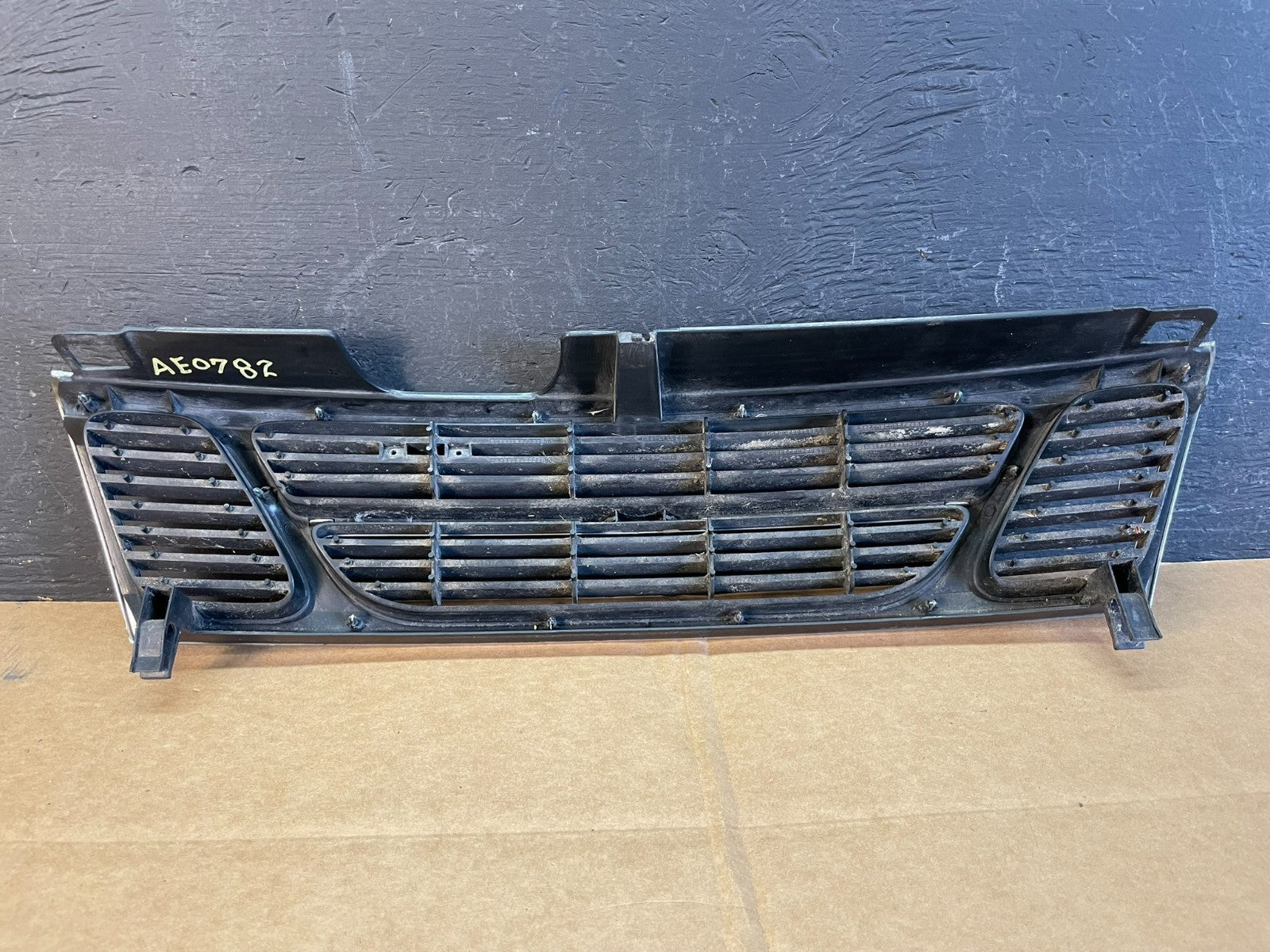 1994 to 1997 Saab 900 Front Upper Center Grille Grill AE0782 DG3