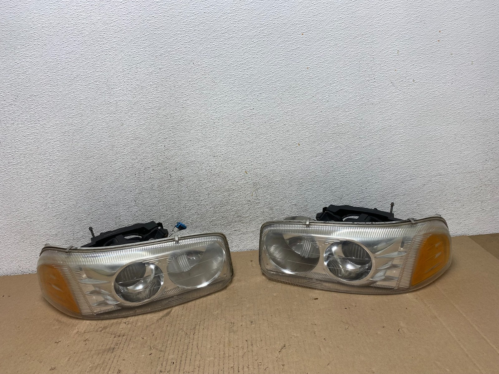 2001 - 2006 GMC Yukon Halogen Left+Right Side Set Headlights af3150 DG0