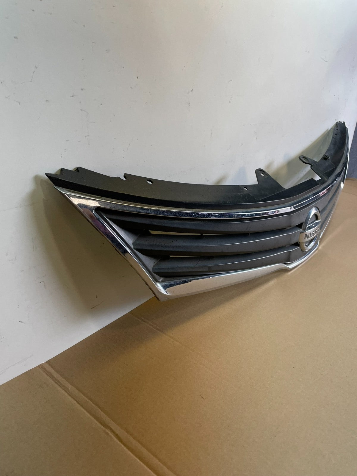 2010 to 2012 Nissan Versa Hatchback Front Upper Grill Grille AI3971 DW2