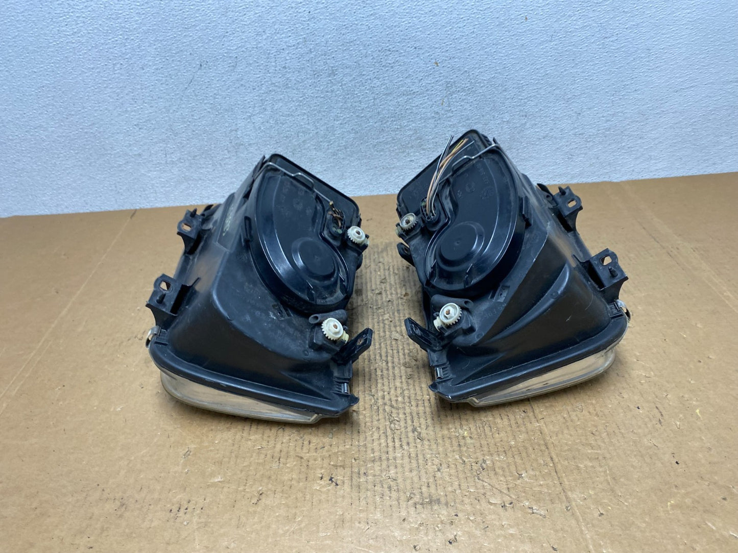 2002 to 2004 Volkswagen Jetta Left+Right Headlights AE2623 DW9