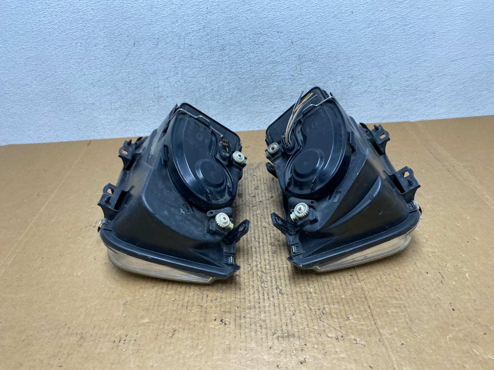 2002 to 2004 Volkswagen Jetta Left+Right Headlights AE2623 DW9