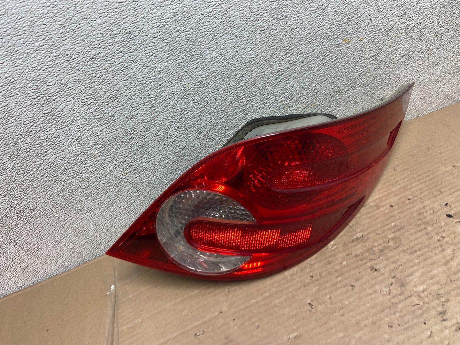 2006-2010 Mercedes W251 R-CLASS Right Passenger RH Side Tail Light AA9358 LK2