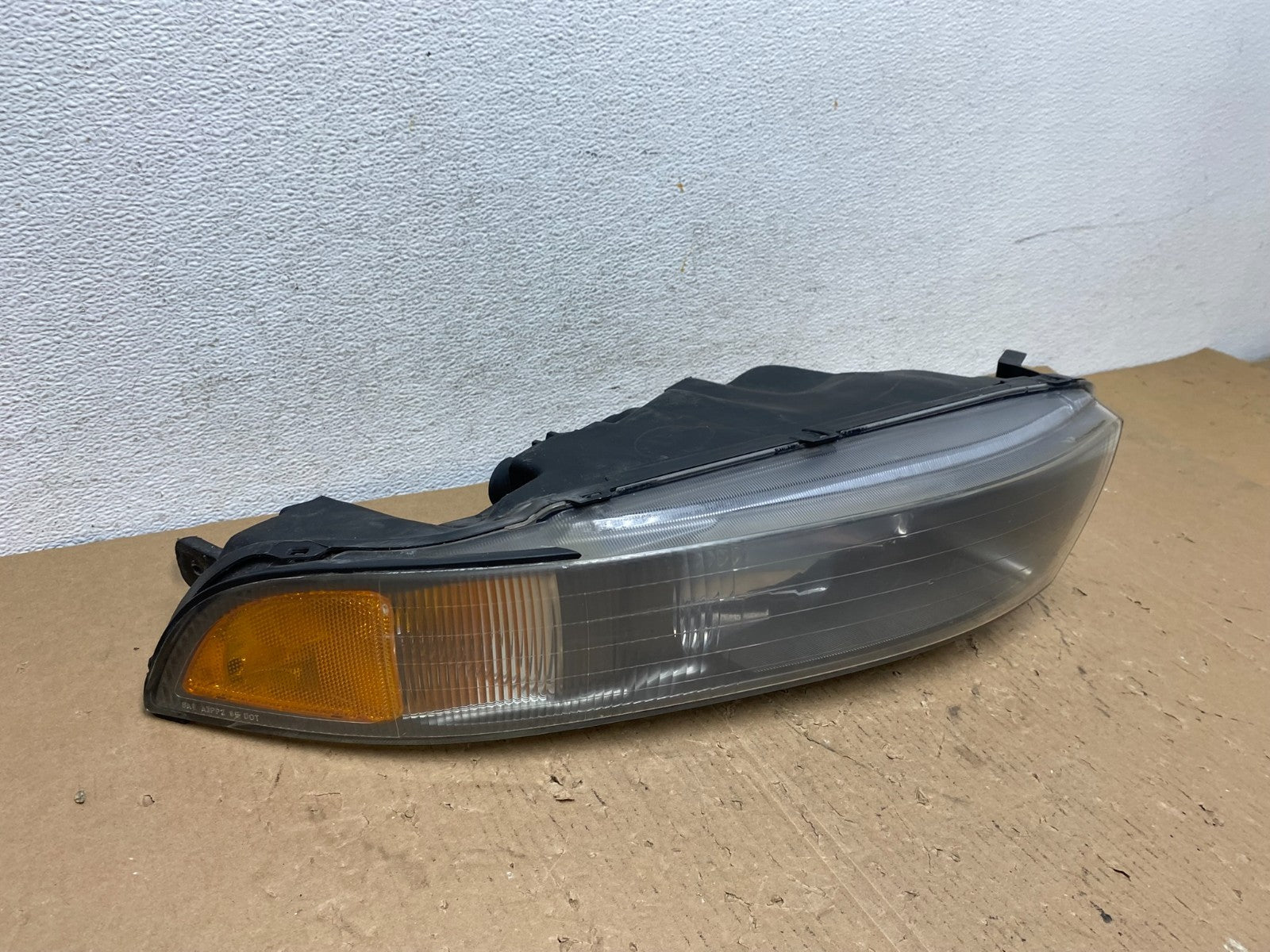 2002 to 2003 Mitsubishi Galant Right Passenger RH Side Headlight AD8135 DW2