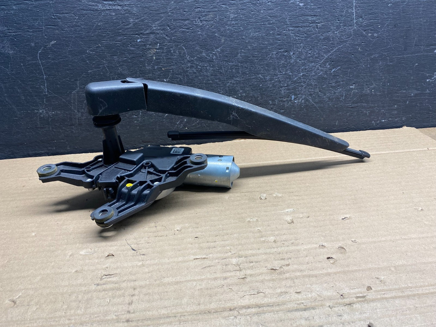 2020 to 2023 Ford Explorer Rear Windshield Wiper Motor ad9468 DG1
