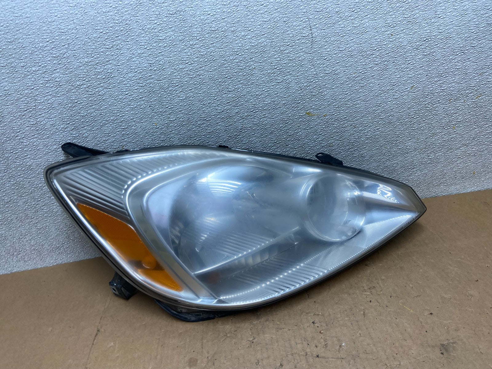 2004-2005 Toyota Sienna Driver Right Passenger Halogen Headlight OEM Z7672 PS0
