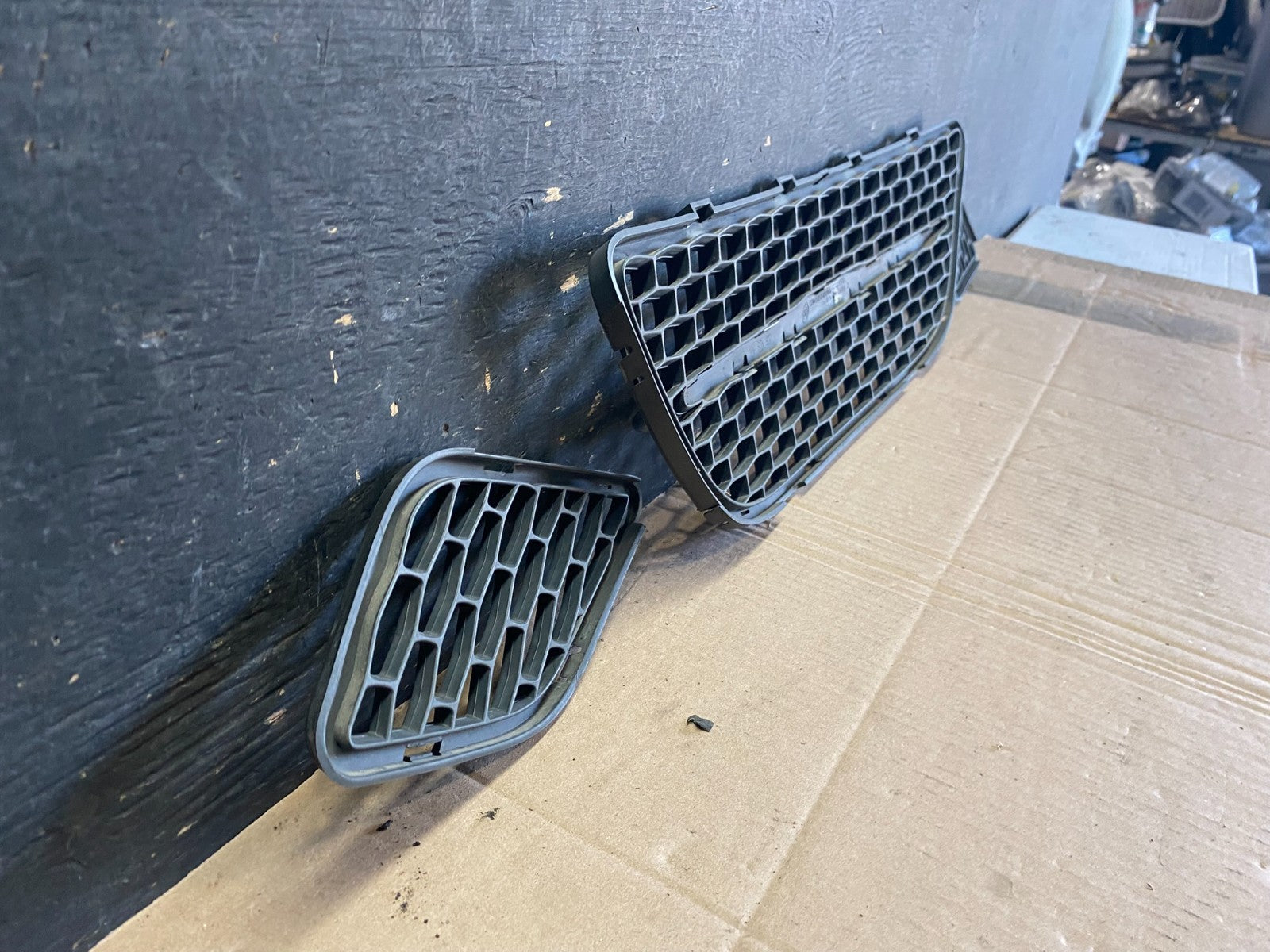 2005 to 2009 Saab 9-7x Front Upper LH Center RH Set Grille Grill OEM Q0504 DG6