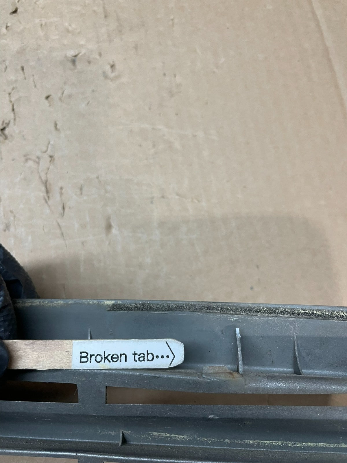 2001 to 2004 Kia Sedona Front Upper Grill Grille OEM AB3237 DG8