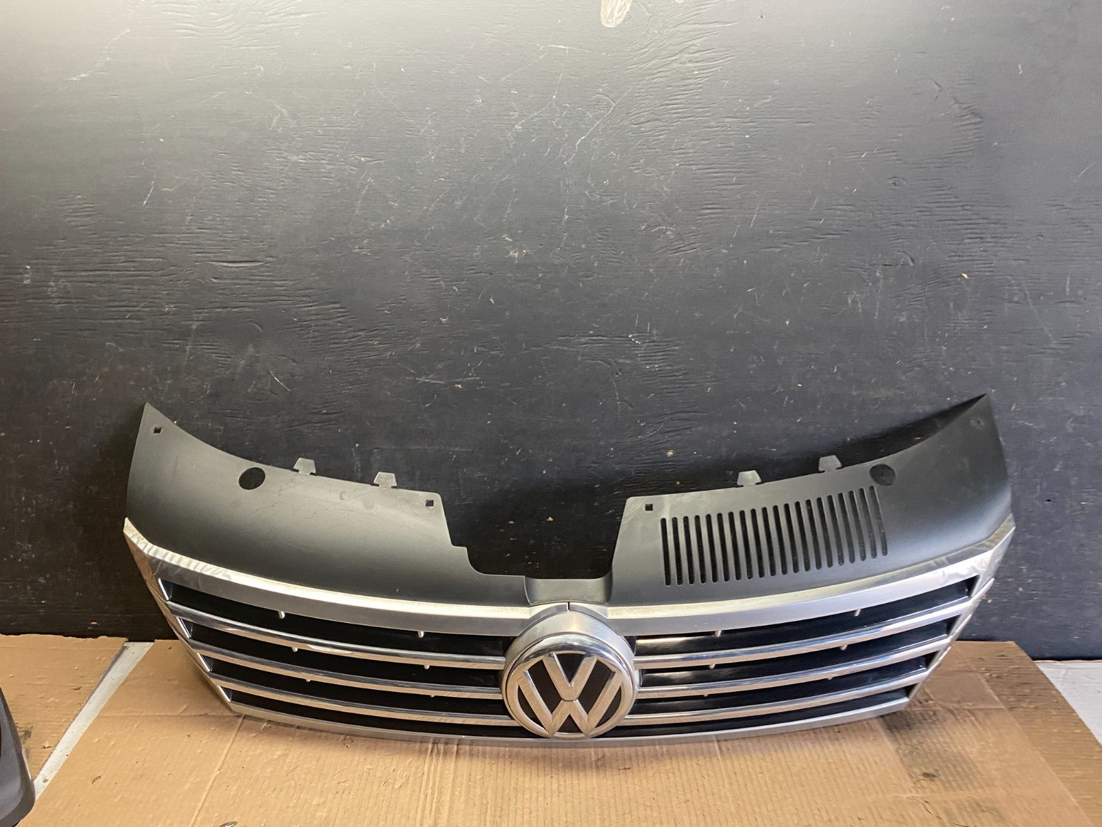 2013 to 2017 Volkswagen CC Front Upper Grill Grille Q0590 DG0