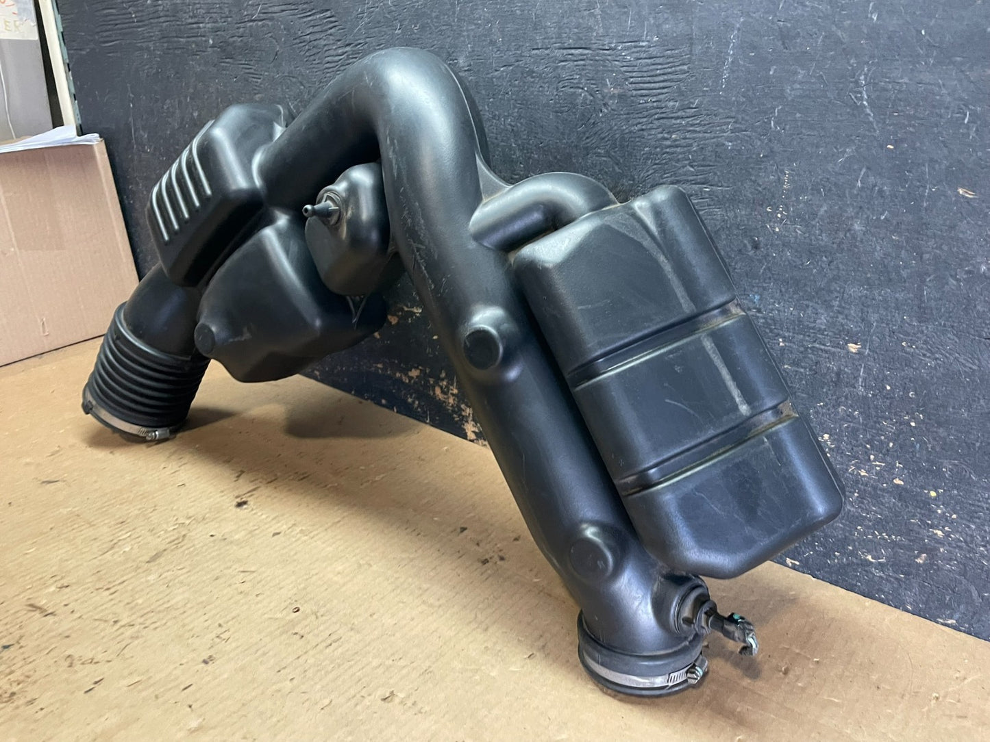 2011 - 2013 Dodge Durango 3.6L Resonator Air Intake Tube aa2410 DG2