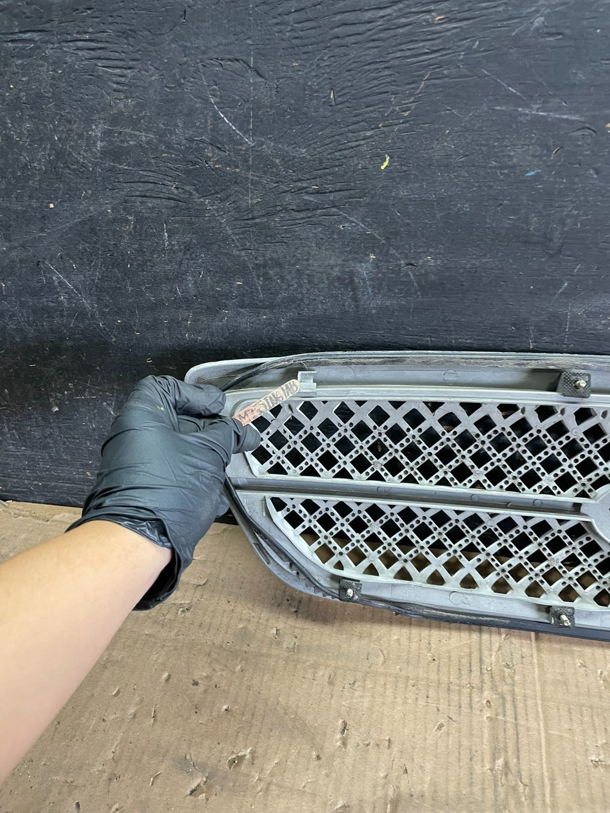 2004 to 2005 Kia Sedona Front Upper Grill Grille OEM r5396 DG10