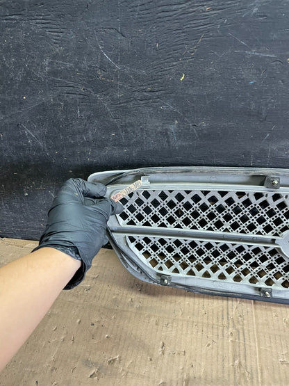 2004 to 2005 Kia Sedona Front Upper Grill Grille OEM r5396 DG10